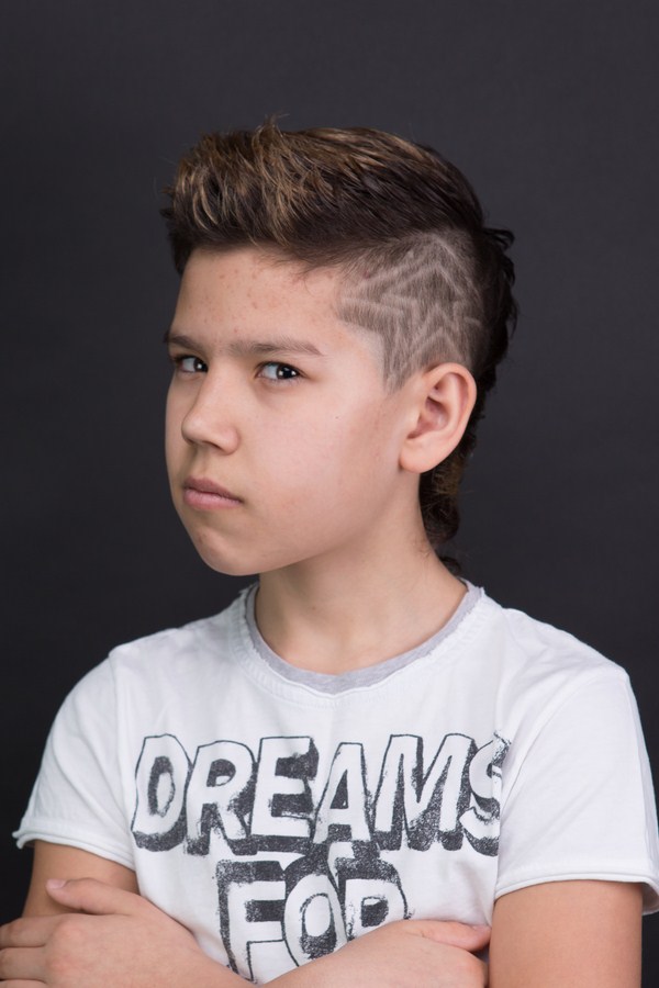Modne fryzury dla chłopców 2020-2021: zdjęcie