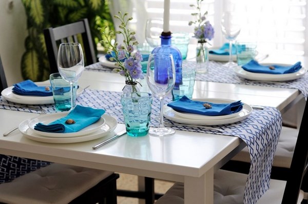 إعداد طاولة احتفالية: كيفية ترتيب طاولة بشكل جميل في المنزل - صورة
