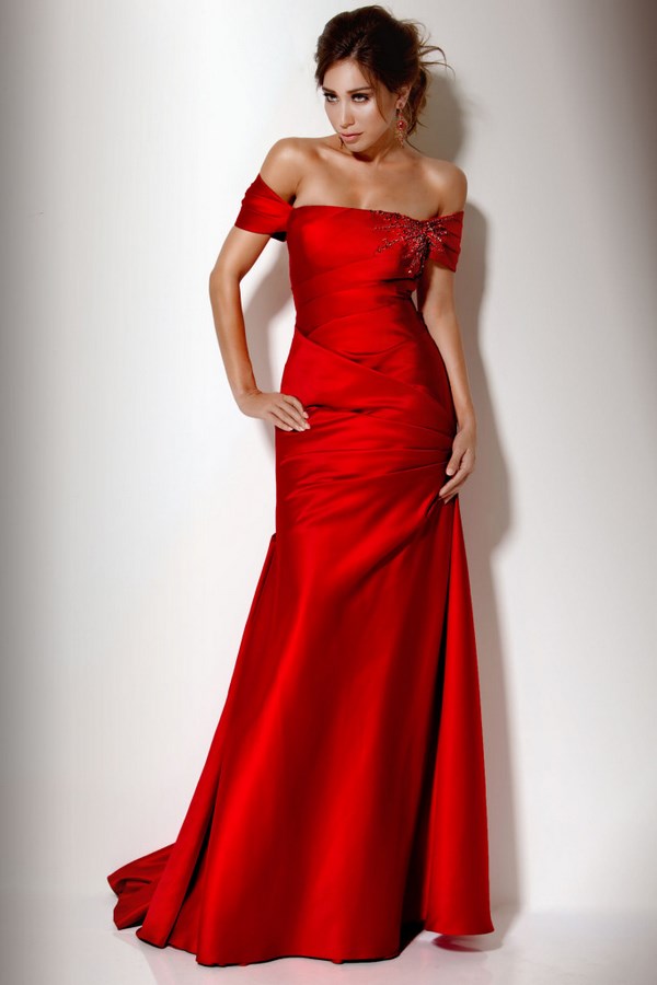 Gražiausios raudonos suknelės 2020-2021: nuotraukos, naujienos