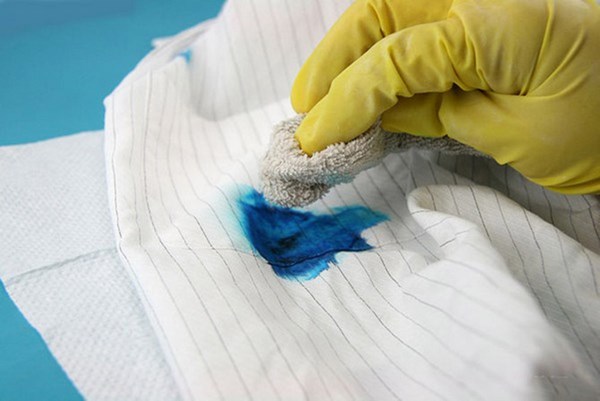 Cách loại bỏ vết dầu mỡ khỏi quần áo một cách nhanh chóng và dễ dàng: mẹo hữu ích
