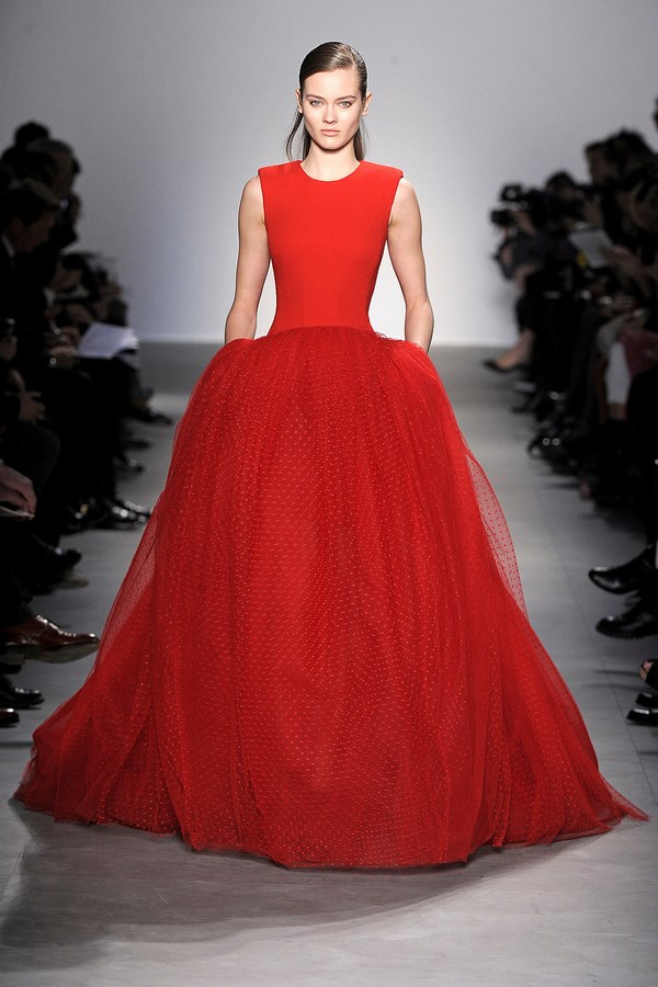 Τα πιο όμορφα κόκκινα φορέματα 2020-2021: φωτογραφίες, νέα
