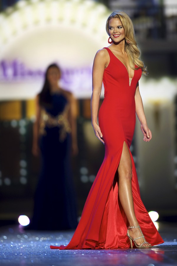 The most beautiful red dresses 2020-2021: photos, news