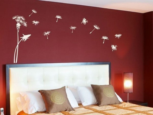Com decorar bellament una paret en una habitació: fotos, idees