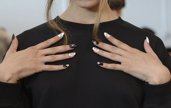 Piękny czarno-biały manicure 2020-2021: najlepsze pomysły na czarno-białe wzory paznokci w różnych stylach