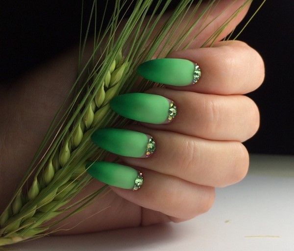 A wonderful manicure for almond-shaped nails 2020-2021: photos