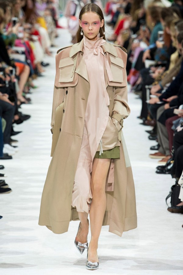 The most stylish raincoats and trench coats 2020-2021: fashionable models and styles in the photo