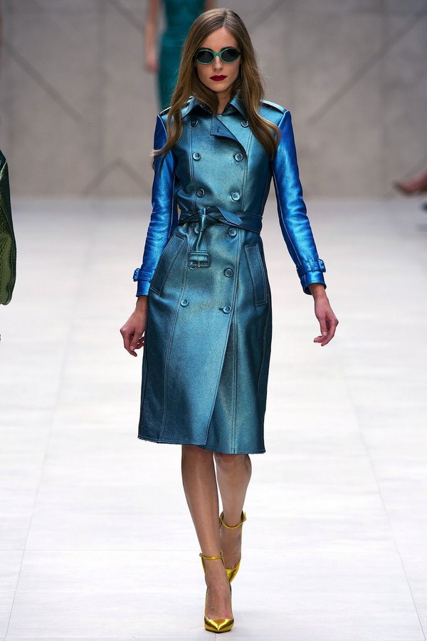 The most stylish raincoats and trench coats 2020-2021: fashionable models and styles in the photo