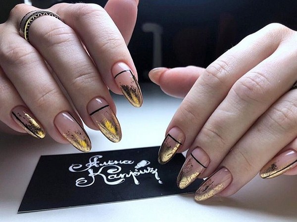 Festive glitter nail design 2020-2021: the most chic manicure in the photo