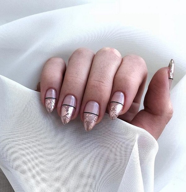 Nail design festivo glitter 2020-2021: la manicure più chic della foto