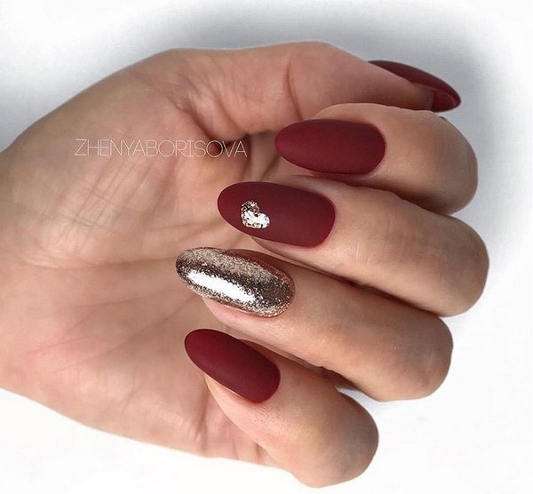 Nail design festivo glitter 2020-2021: la manicure più chic della foto