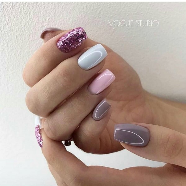 Disseny festiu d'ungles de purpurina 2020-2021: la manicura més elegant de la foto