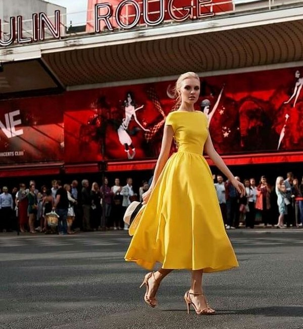 Fantastiska klänningar vår-sommaren 2020: modetrender och trender, de bästa fotonyheterna