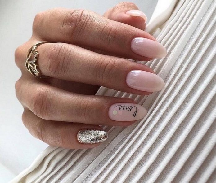 Fashionable nails with inscriptions: top ideas and new items of the season 2020-2021 in the photo