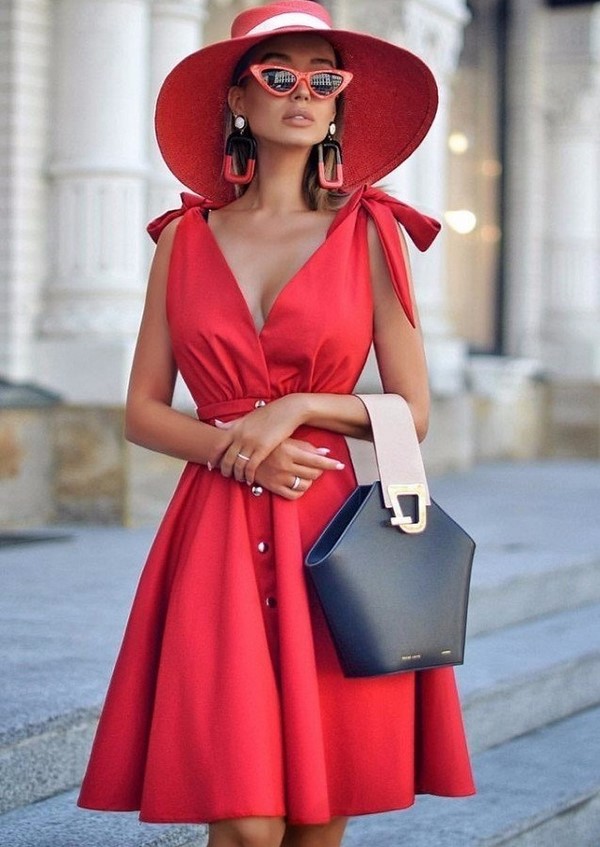 Kauneimpia punaisia ​​mekkoja 2020-2021: valokuvia, uutisia
