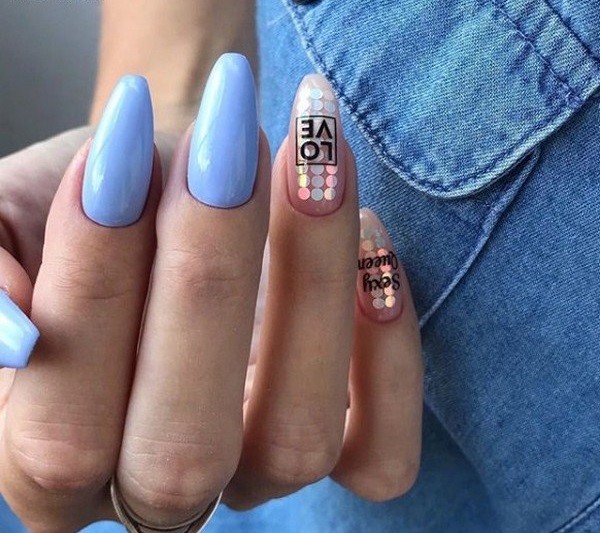 Fashionable nails with inscriptions: top ideas and new items of the season 2020-2021 in the photo