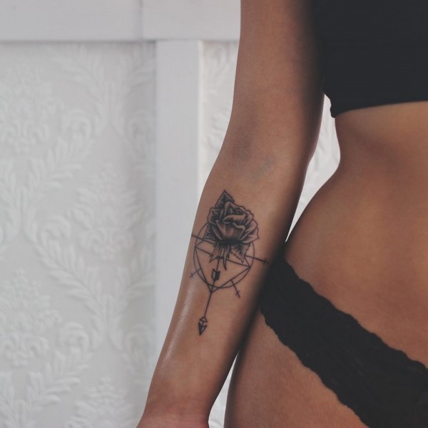 Kūrybinės tatuiruočių idėjos 2020-2021 mergaitėms - mados tendencijos nuotraukoje