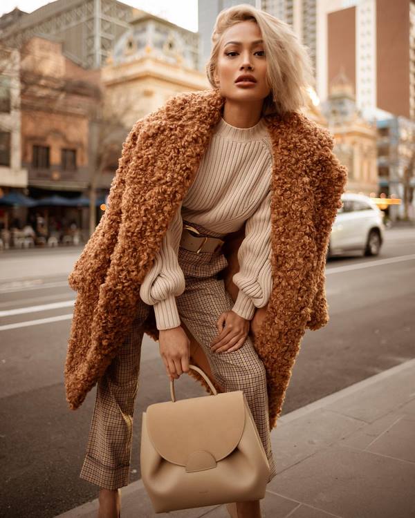 Quels manteaux de fourrure sont à la mode cette saison: les manteaux de fourrure les plus luxueux de 2019-2020?