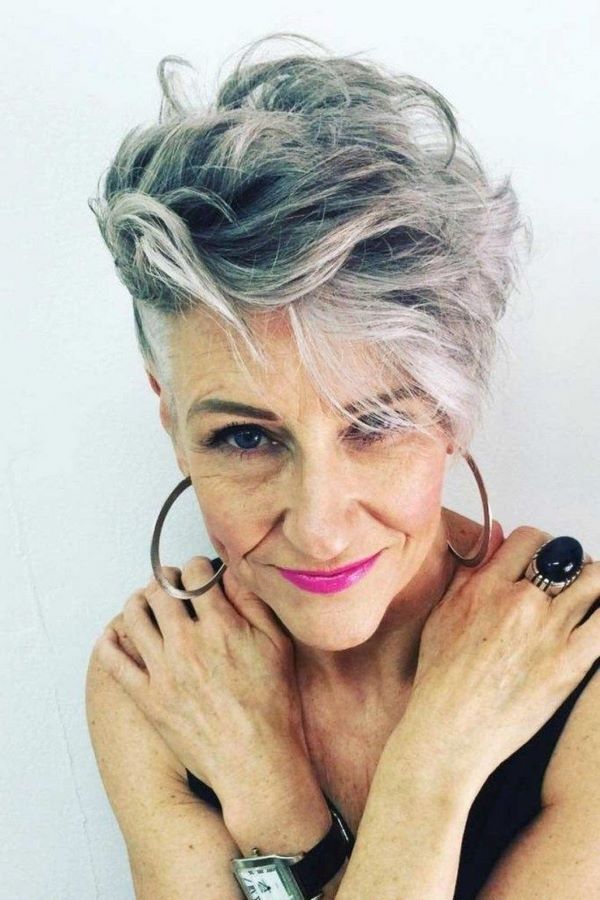 Eleganta frisyrer 2020-2021 för kvinnor 40, 50 och 60 år gamla: friskt utseende med anti-aging hårklipp