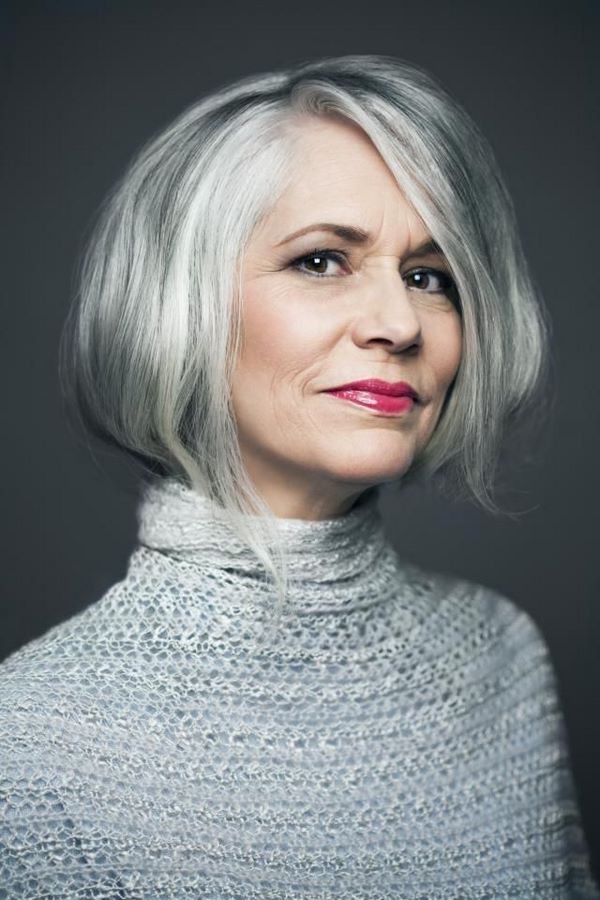 Elegantiški 2020–2021 m. Kirpimai 40, 50 ir 60 metų moterims: gaivi išvaizda su senėjimo šukuosenomis