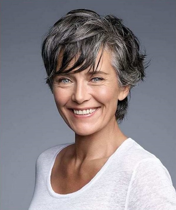 Elegantiški 2020–2021 m. Kirpimai 40, 50 ir 60 metų moterims: gaivi išvaizda su senėjimo šukuosenomis