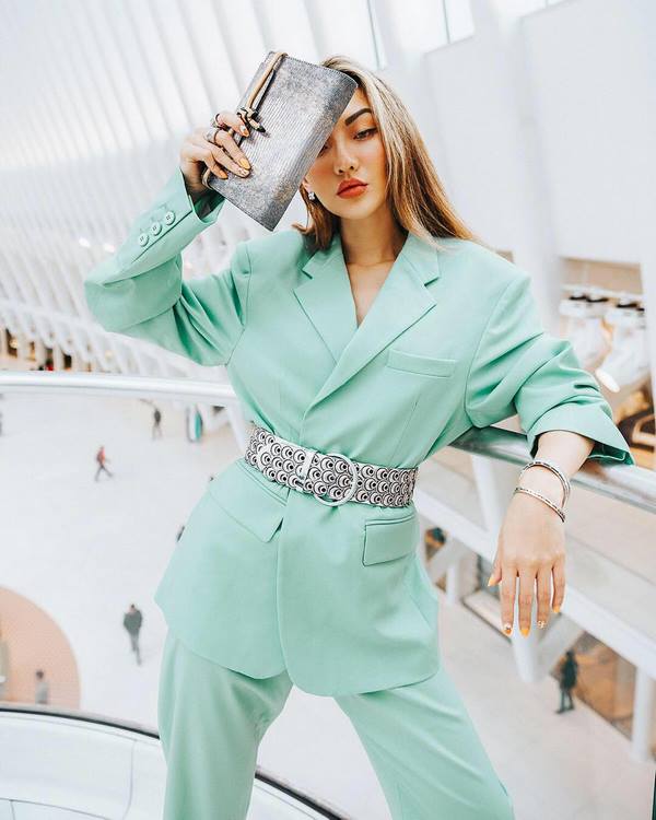 Spectacular bows with a women's suit spring-summer 2020 - new ideas for images spring-summer