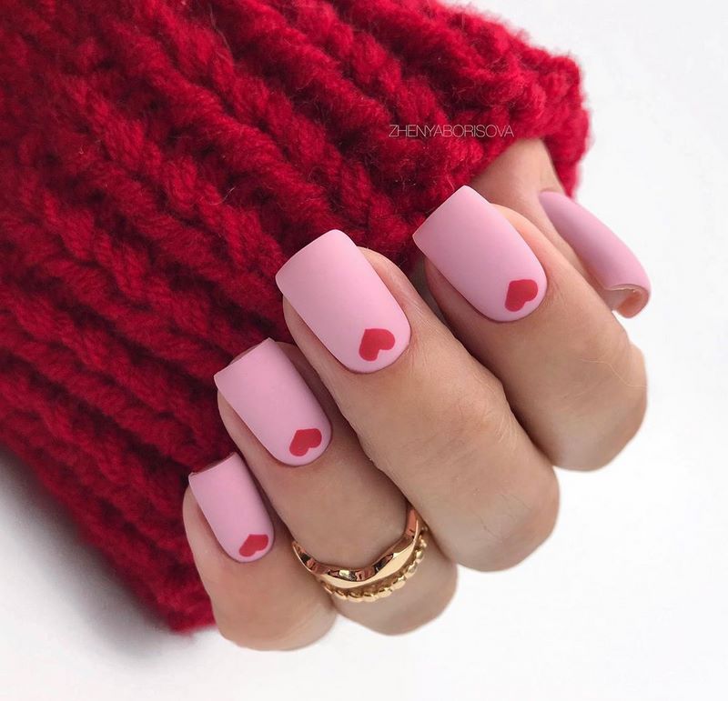 Pomysły na manicure na Walentynki 2020: piękne nowości fotograficzne