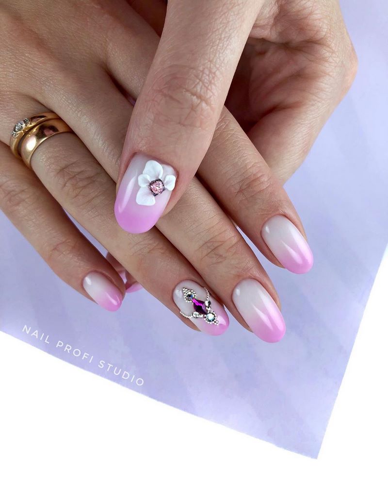 TOP-10 ideas of graduation manicure 2020-2021: awesome manicure at the graduation - photo